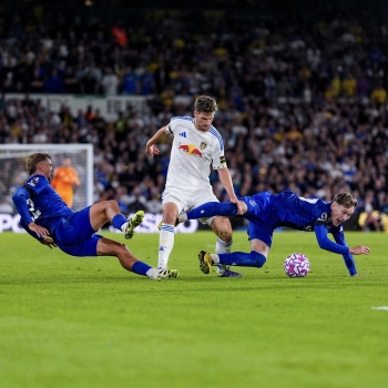 Leeds gây ấn tượng trong ngày trở lại Premier League